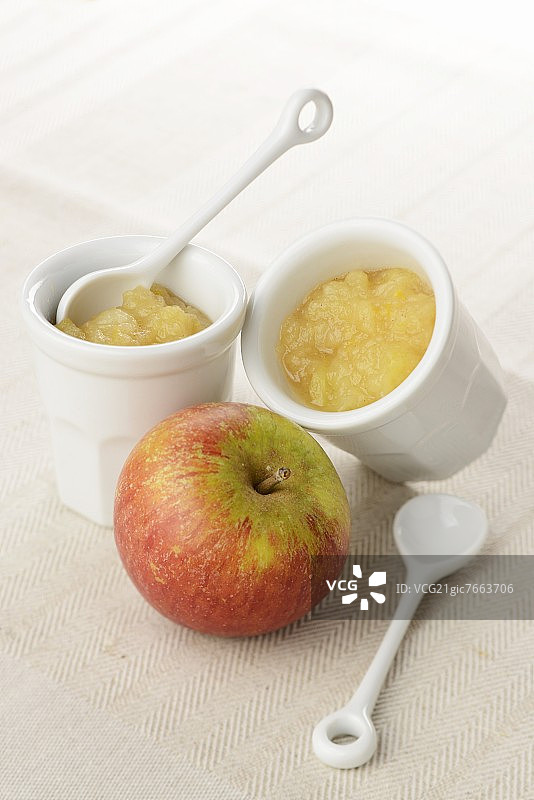 两小碗苹果酱和一个苹果图片素材