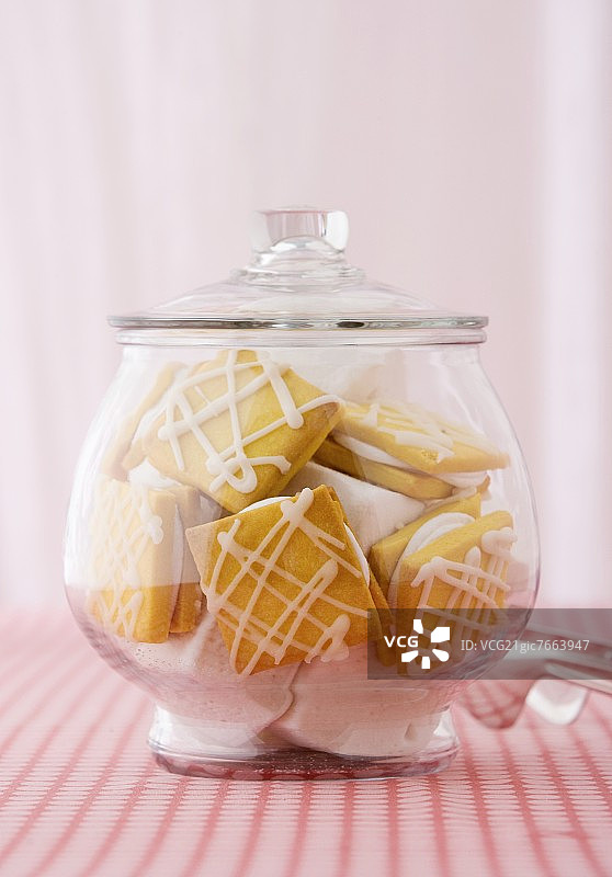 装满棉花糖夹心饼干和糖霜淋面的饼干罐图片素材