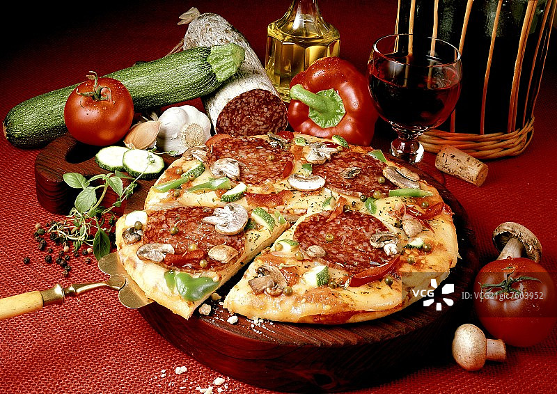萨拉米香肠蘑菇披萨（美国）图片素材