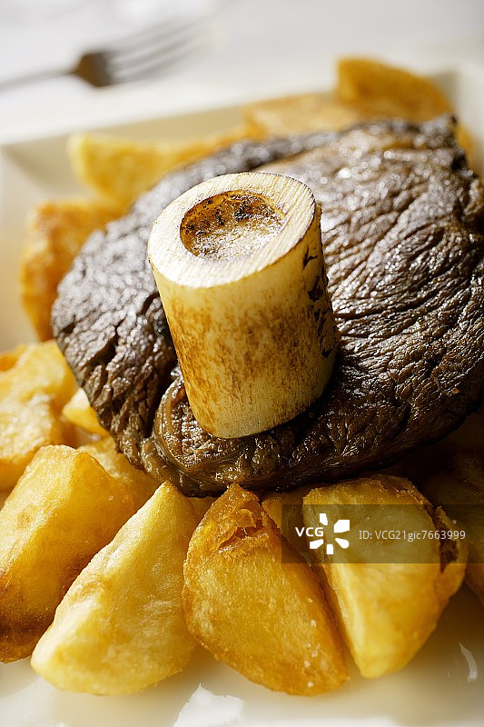 带骨牛肋眼牛排配土豆角和骨髓图片素材