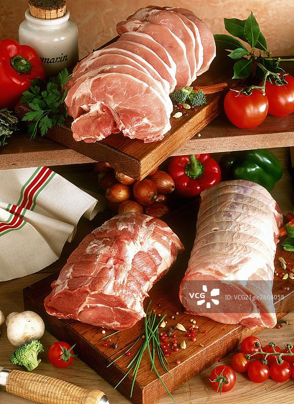 烤猪肉和里脊切片的静物图片素材