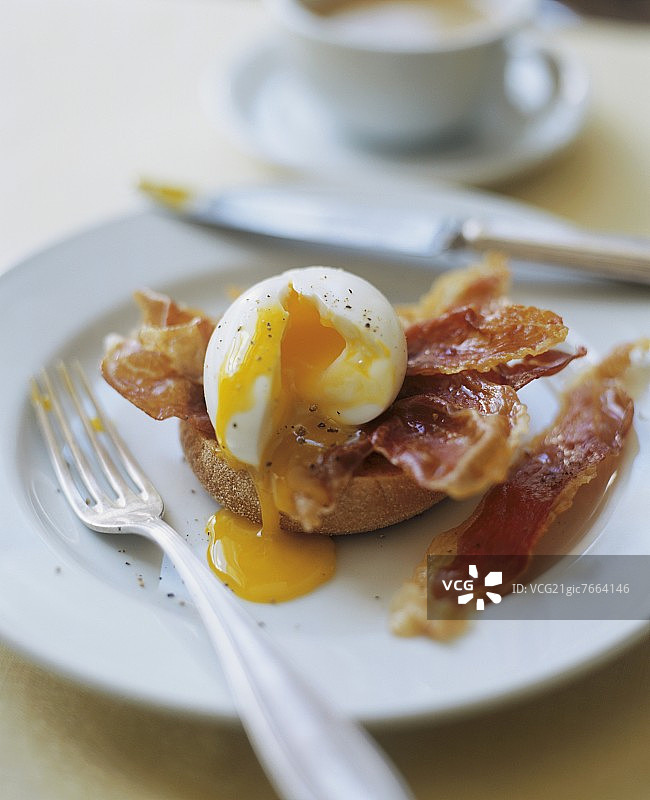 英式松饼上的培根溏心蛋图片素材