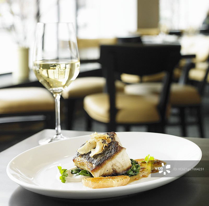 香煎石斑鱼配葡萄柚和菠菜图片素材