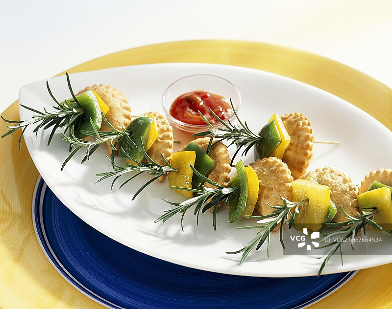 带有迷迭香串的辣椒小马斯卡彭馅饼图片素材