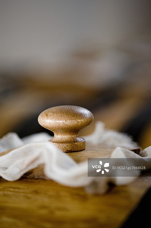 正在被紧密关闭的香醋桶图片素材