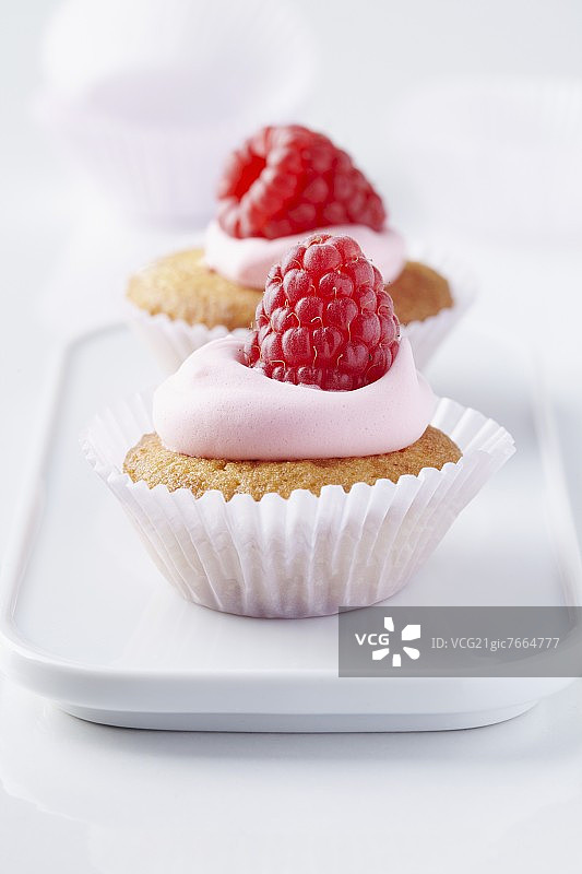 覆盆子慕斯迷你玛芬蛋糕图片素材
