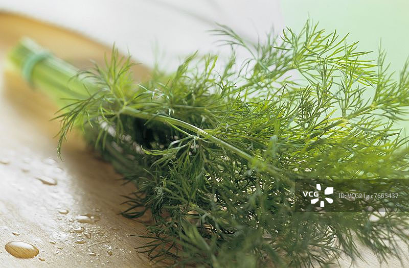 木质背景上的新鲜莳萝图片素材