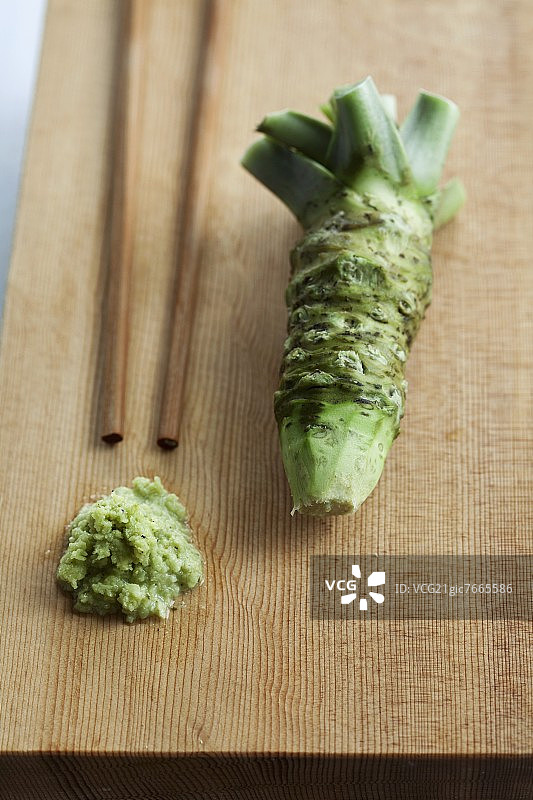 完整及磨碎的芥末与筷子图片素材