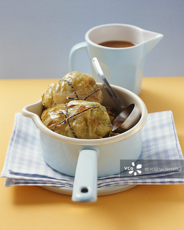 平底锅里的酿卷心菜图片素材