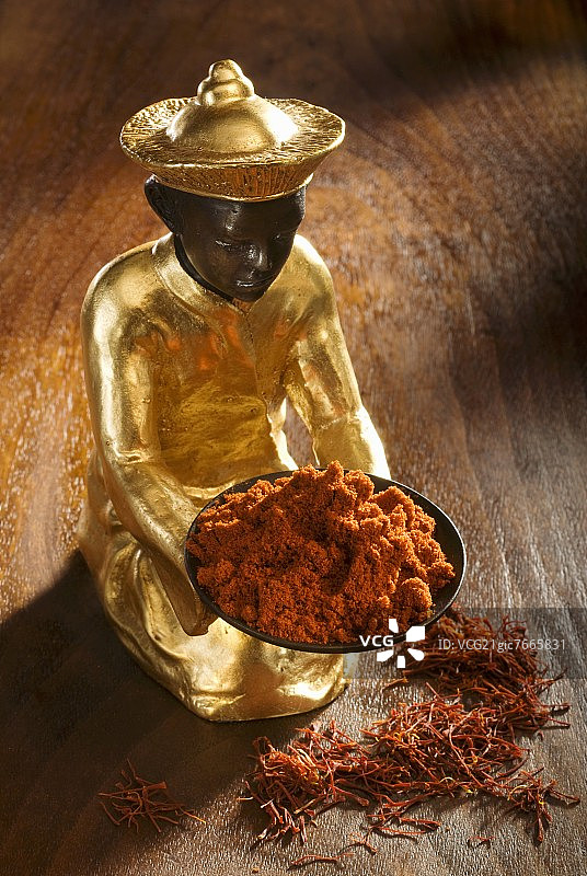 木制背景上的藏红花粉和藏红花线图片素材