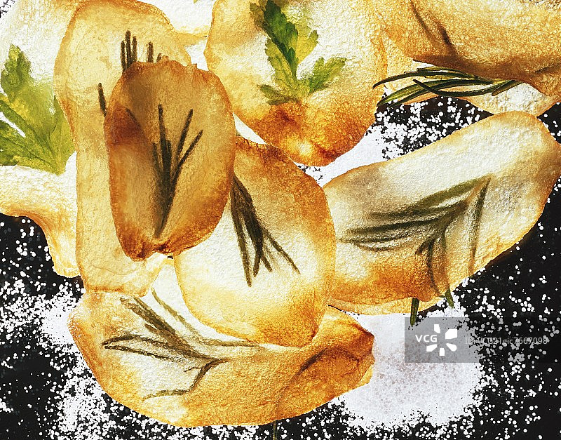 香草风味薯片和盐堆图片素材