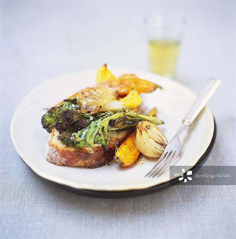 烤蔬菜恰巴塔面包图片素材