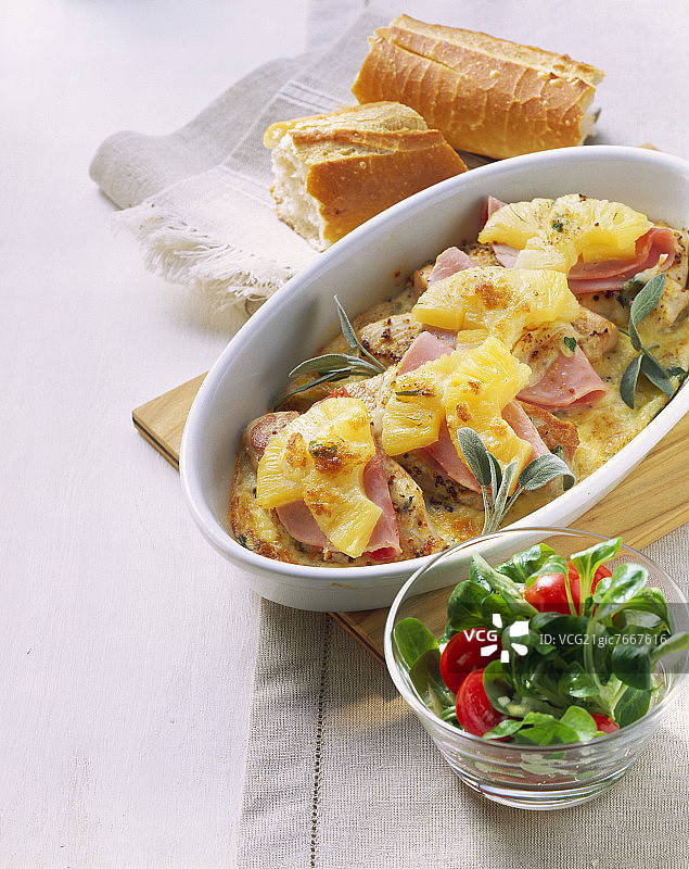 夏威夷风味土耳其炸肉排配火腿和菠萝；法棍图片素材