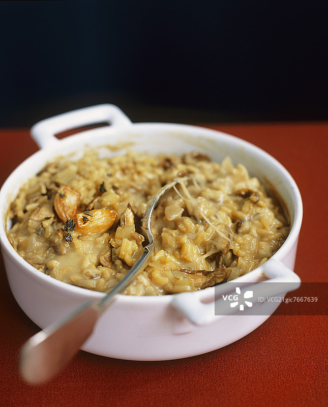 烤蒜 Fontina 奶酪牛肝菌烩饭图片素材