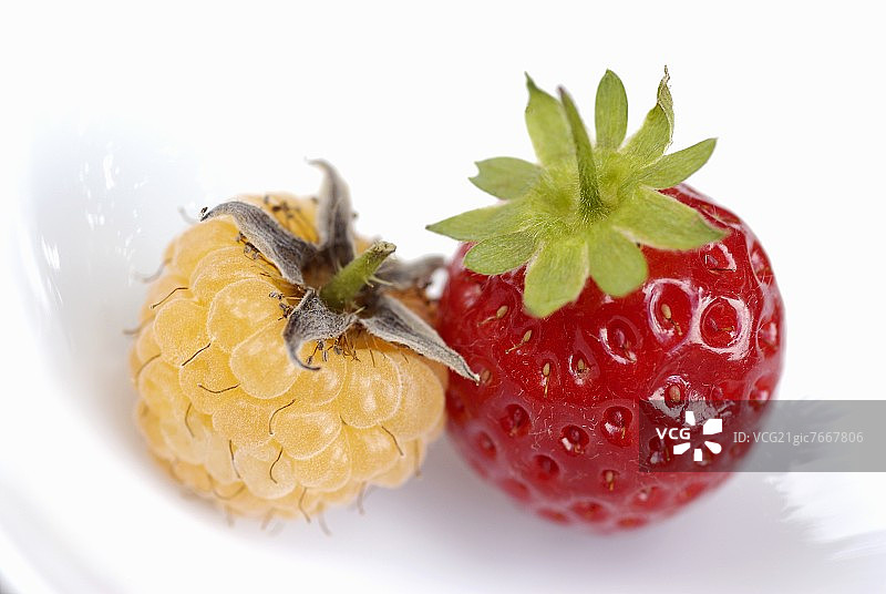 草莓和白色覆盆子图片素材