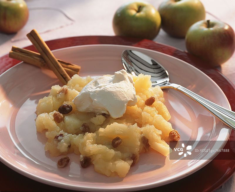 葡萄干肉桂鲜奶油苹果蜜饯图片素材