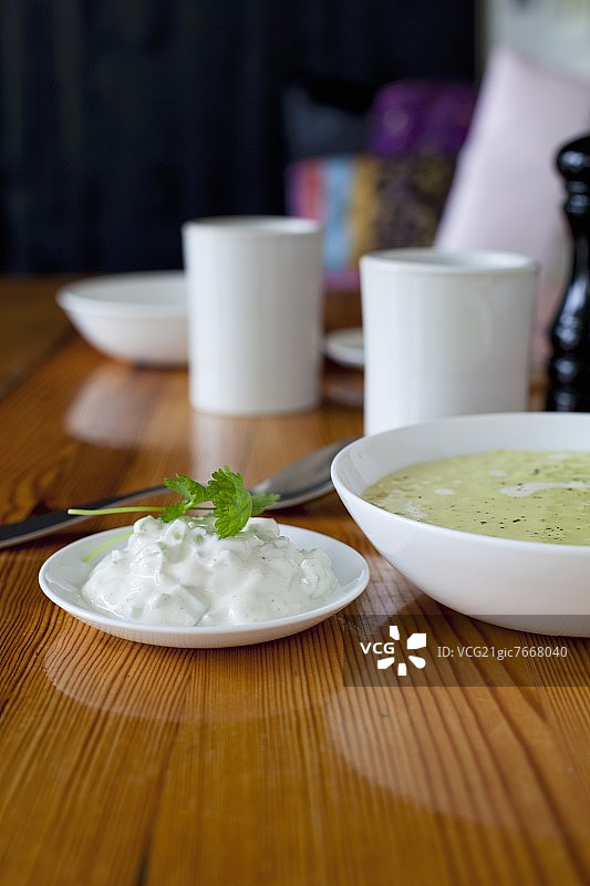 胡萝卜小扁豆汤配腰果和印度酸奶酱图片素材