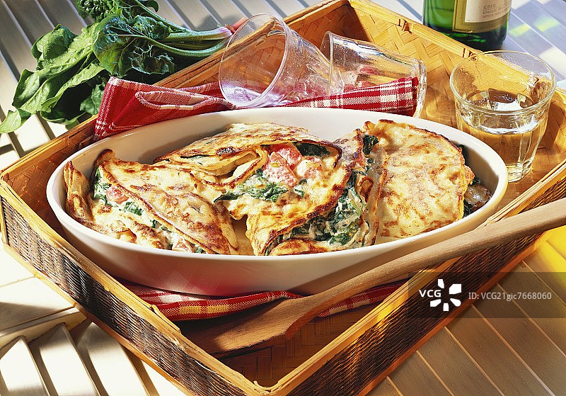 菠菜乳清馅薄烤饼图片素材