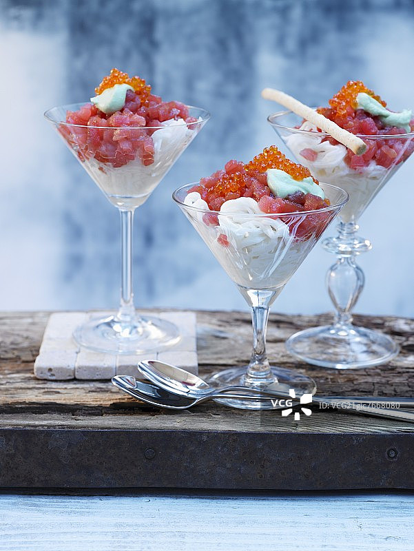 搭配腌制金枪鱼和鱼子酱的马提尼鸡尾酒图片素材