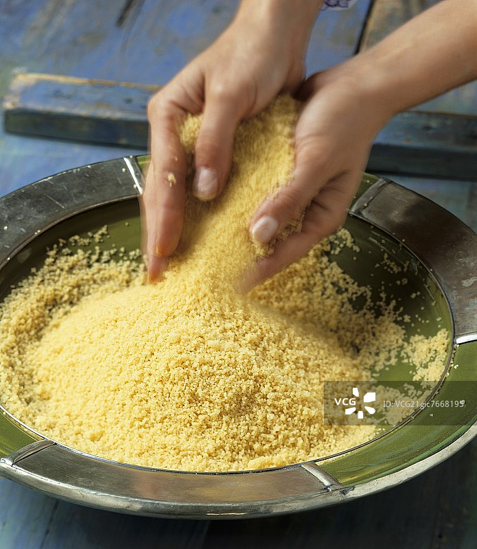 蓬松的蒸粗麦粉（传统食物制备）图片素材
