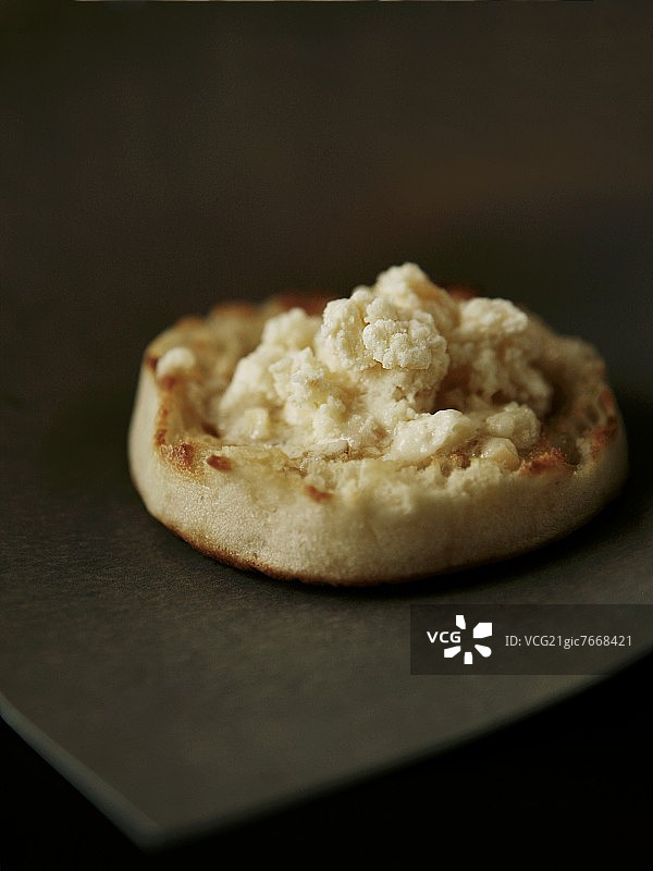 松饼上的自制黄油图片素材