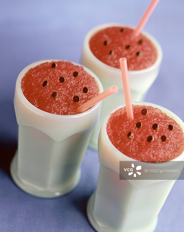 西瓜冰沙配巧克力碎屑装饰图片素材
