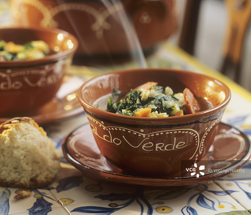 葡萄牙绿色蔬菜汤（卷心菜汤配chourico香肠）图片素材