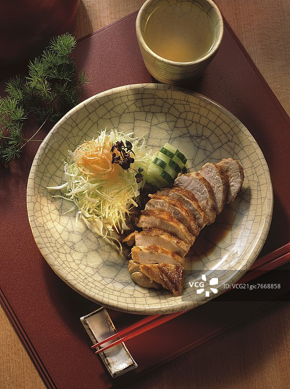 照烧鸡肉配小份沙拉图片素材