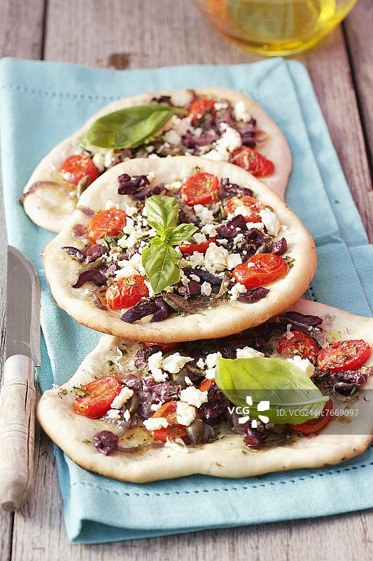 蔬菜凤尾鱼菲达奶酪扁平面包图片素材