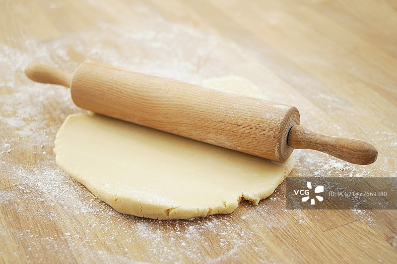 擀酥皮图片素材