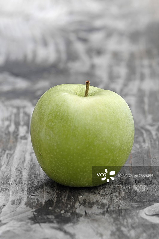 木质表面上的澳洲青苹果图片素材