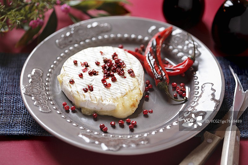 卡门贝尔奶酪配粉红胡椒和辣椒图片素材