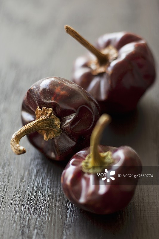 三个干燥的Cascabel辣椒图片素材