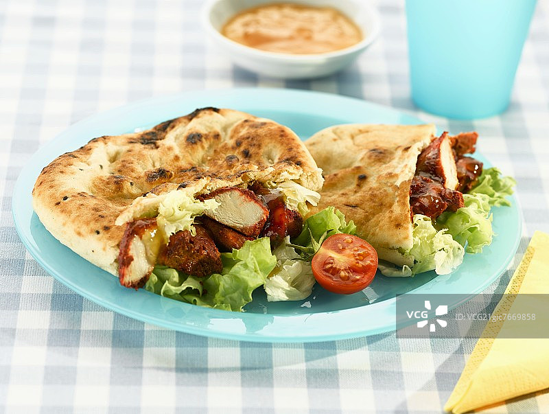 皮塔饼夹坦都里烤鸡图片素材