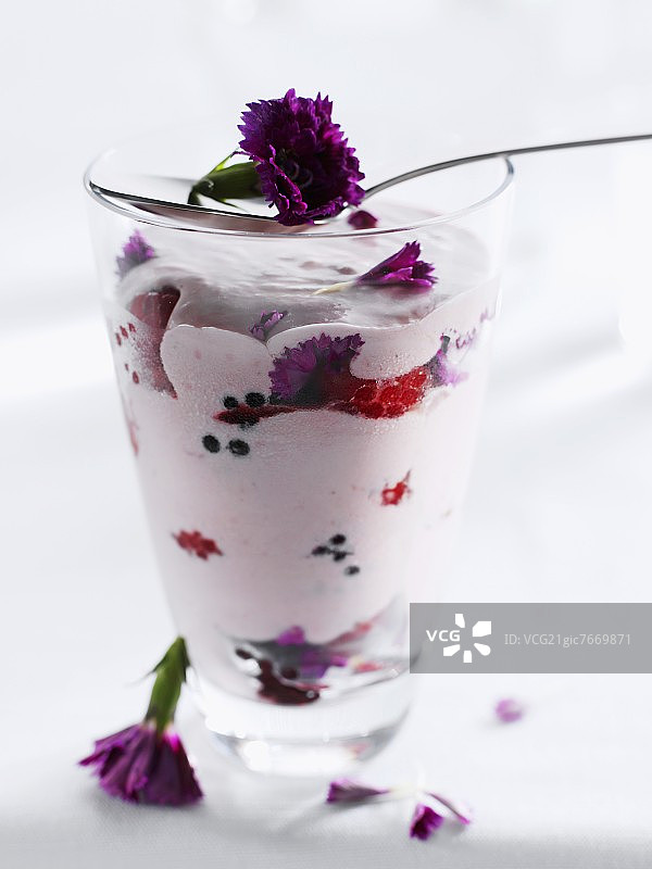 马斯卡彭奶油配浆果和康乃馨图片素材