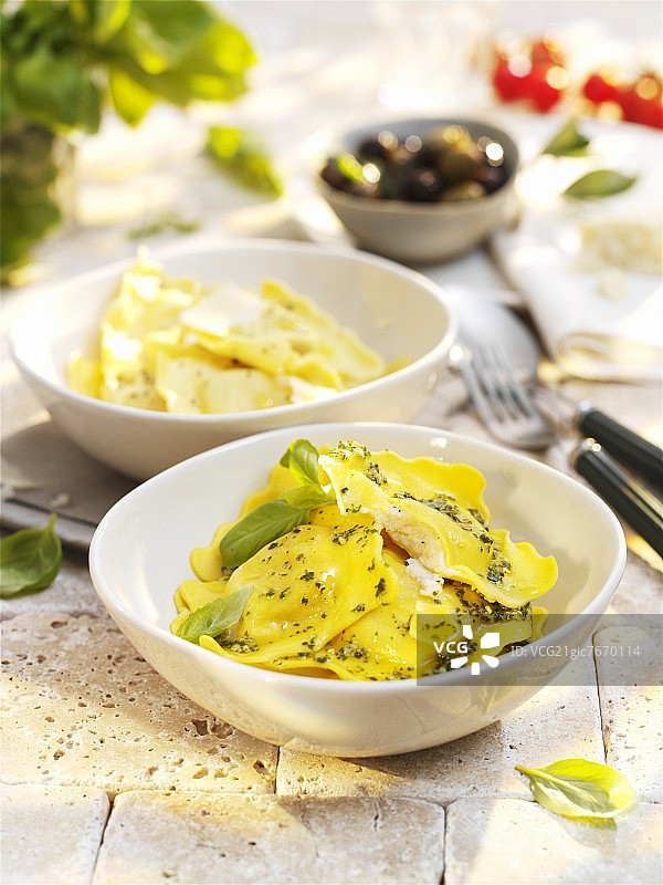 奶酪馄饨和南瓜馄饨配香蒜酱图片素材