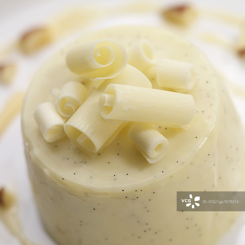 白色巧克力卷意式奶冻图片素材