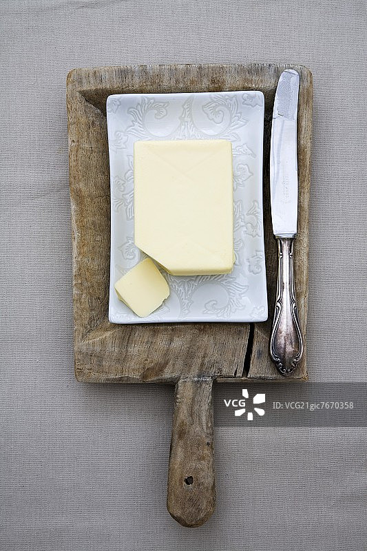 带刀的黄油盘中的黄油图片素材
