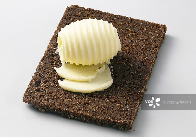 黑麦面包上的黄油卷图片素材