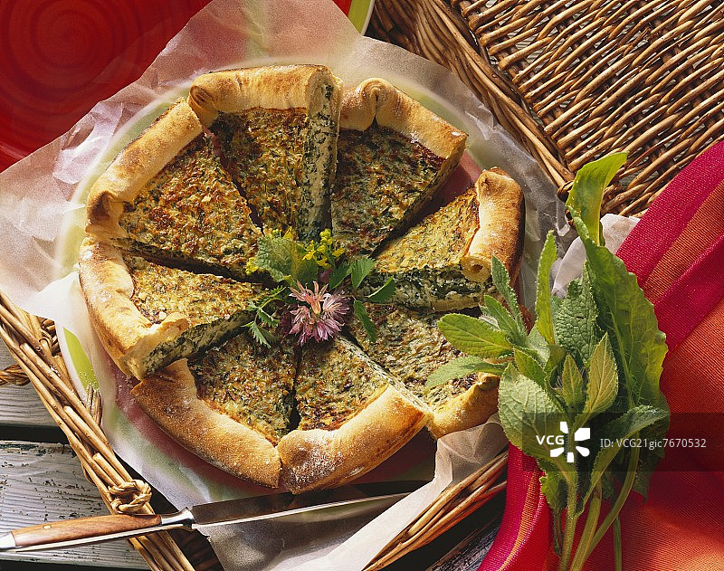 含酢浆草的香草软奶酪乳蛋饼切块图片素材