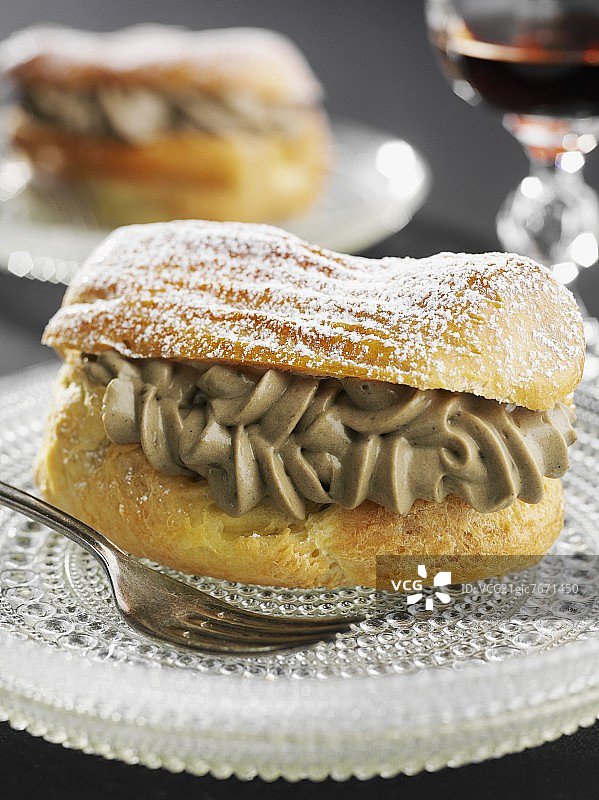 一份甘草奶油的法式闪电泡芙图片素材