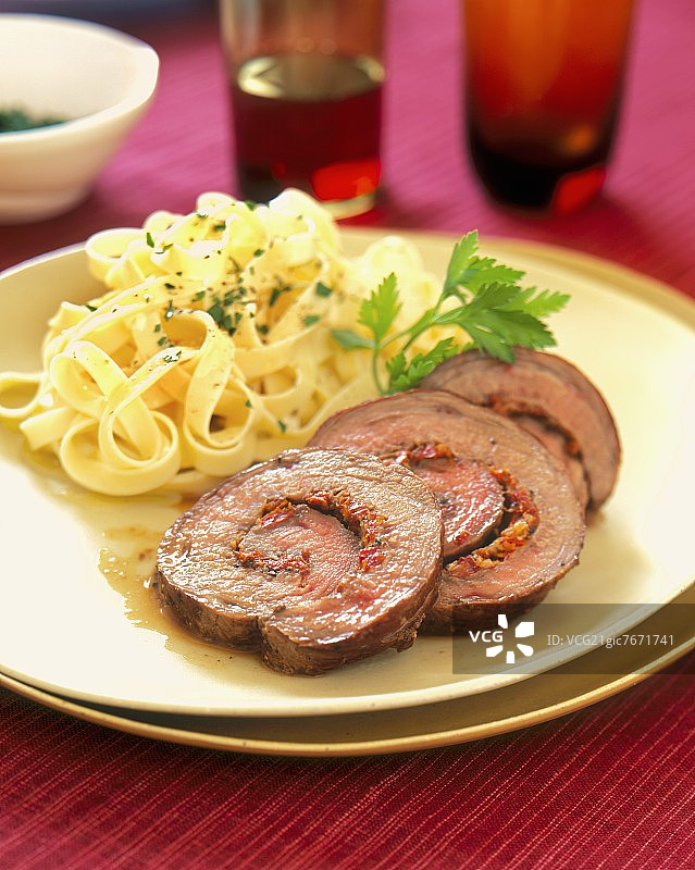 卷制酿馅牛腹肉配意大利宽面条图片素材