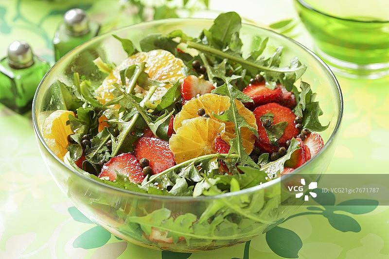 蒲公英橙子草莓沙拉图片素材