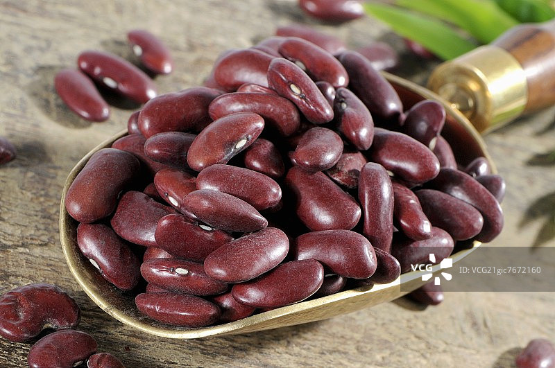黄铜勺子里的红腰豆图片素材