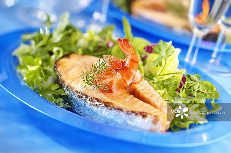 煎三文鱼排配混合沙拉叶和虾仁图片素材