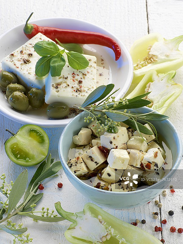 碗装羊乳酪配橄榄和胡椒图片素材