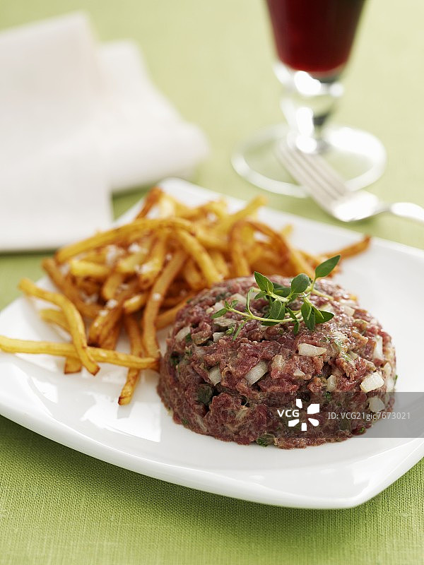鞑靼牛排配薯条图片素材