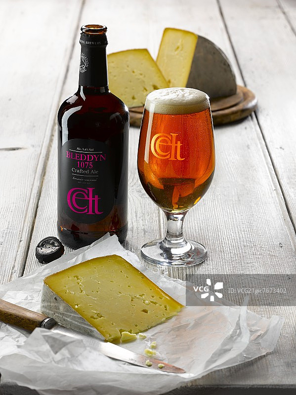 Celt Bleddyn 1075麦芽酒和卡菲利干酪图片素材