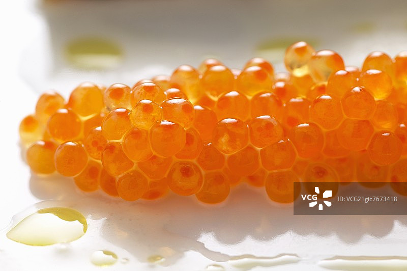 拼盘上的三文鱼鱼子酱图片素材