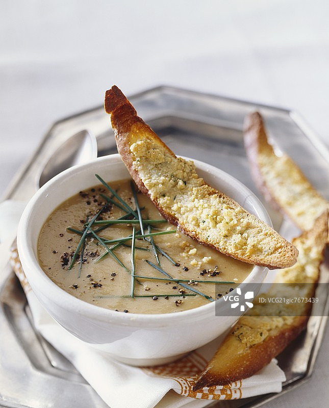 韭菜和帕尔马干酪烤面包丁土豆韭葱汤图片素材